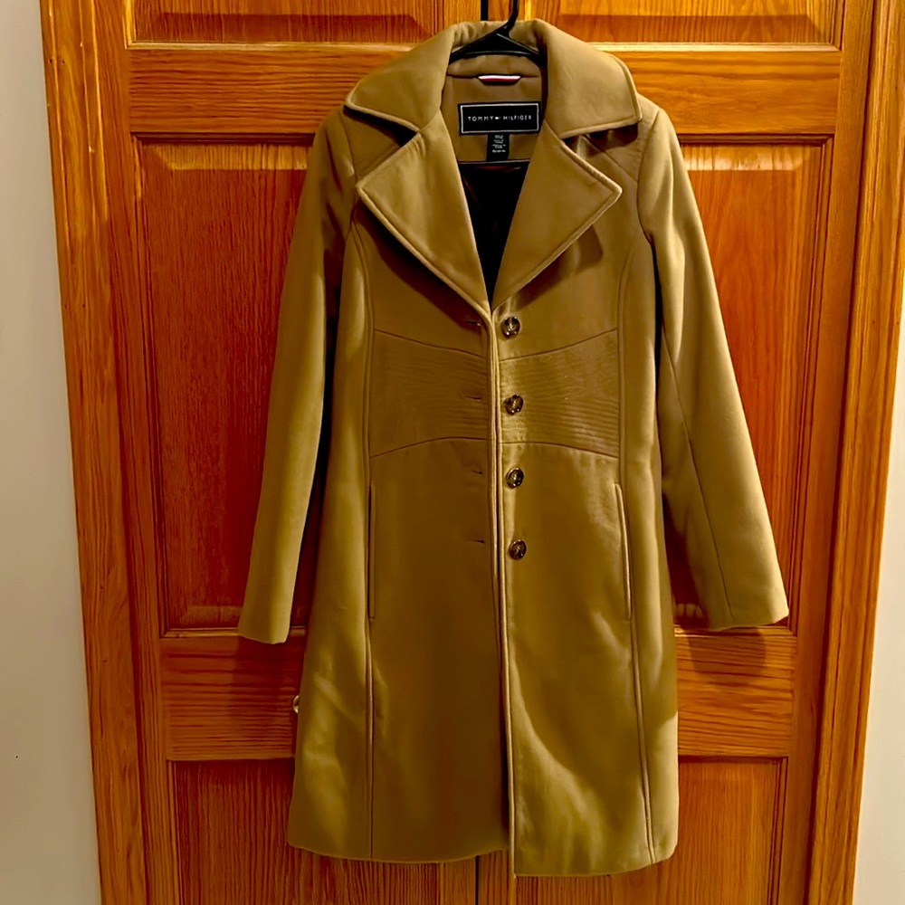 Tommy Hilfiger women’s tan coat sz xsmall buttons up front pockets on each side.